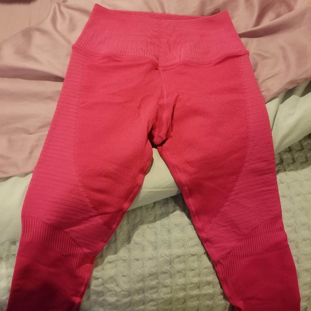 NWT Avocado Pink Carolyna Capri Leggings M/L